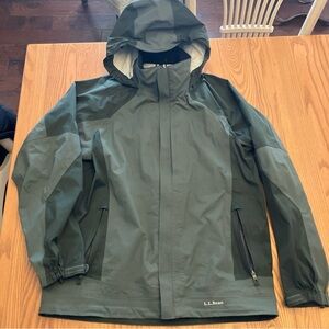 L.L. Bean Men's size Med Zip up/Hood/Zip Pockets Olive Windbreaker/Raincoat